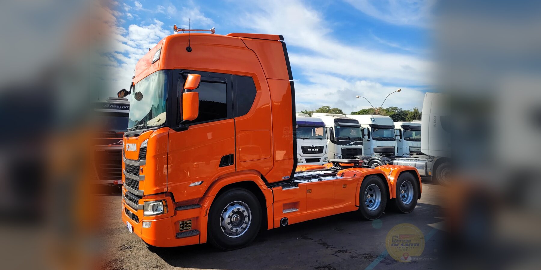 Scania R 560 Super 6x4 laranja - Visão Principal